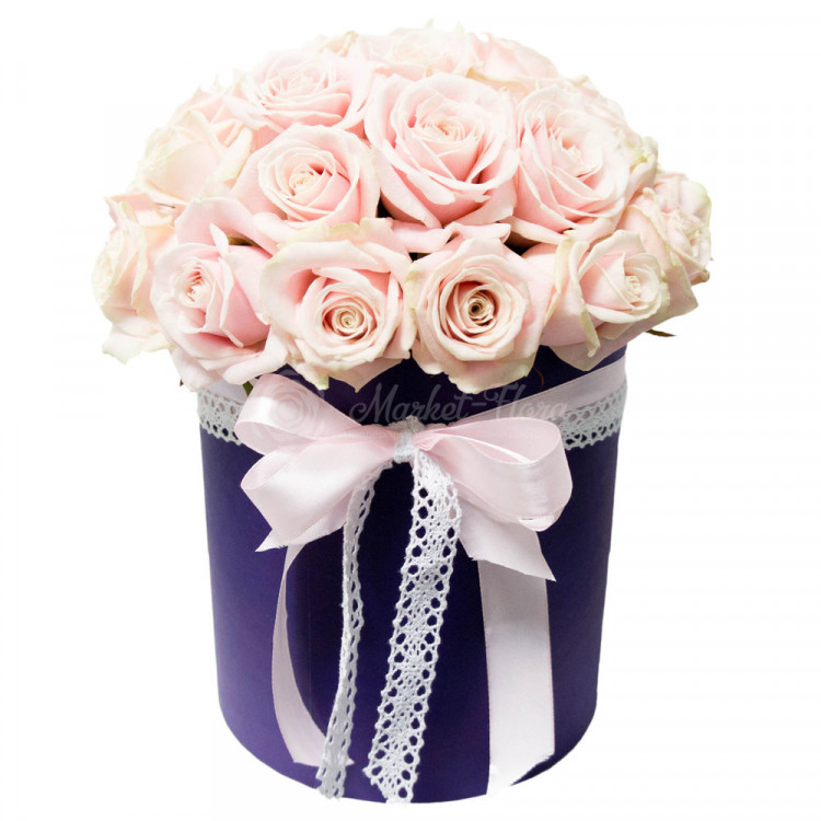 Букет из розовых роз в коробке «Принцесса Анастасия»
